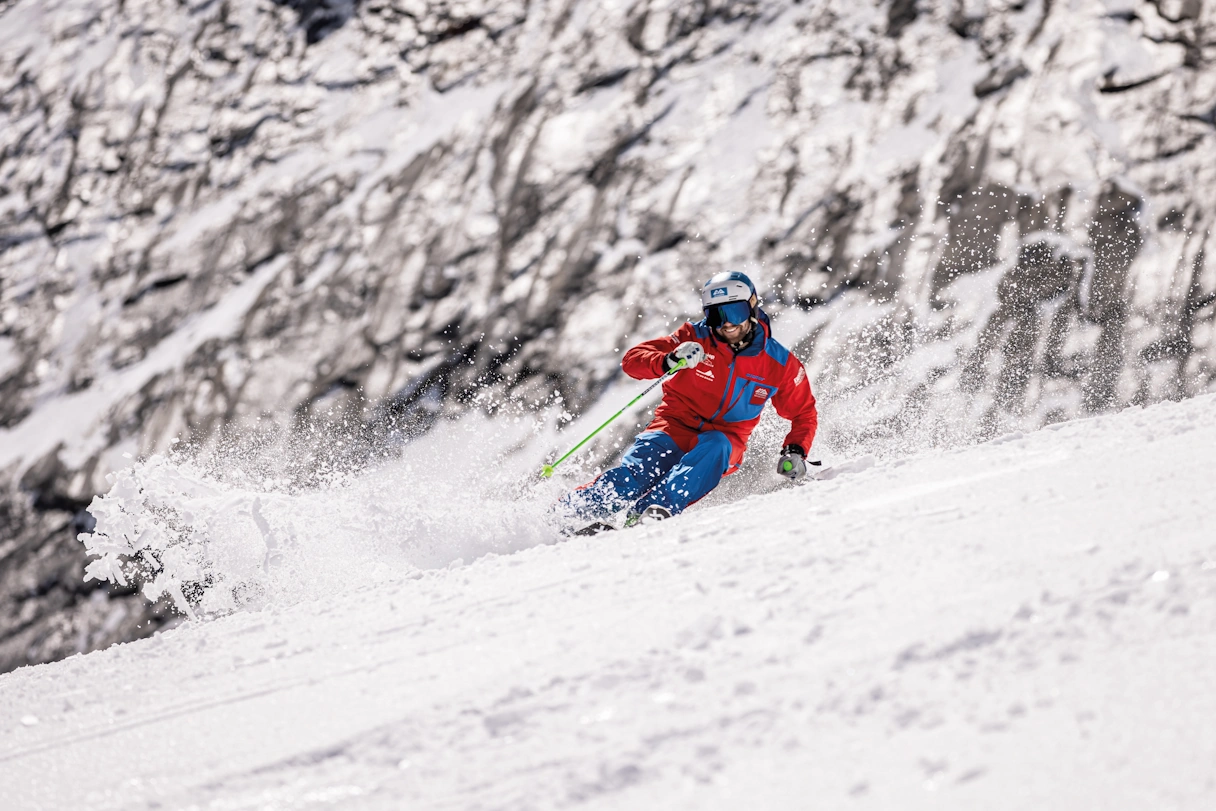 Skifahrer ist schnell unterwegs auf der Piste in Sudelfeld