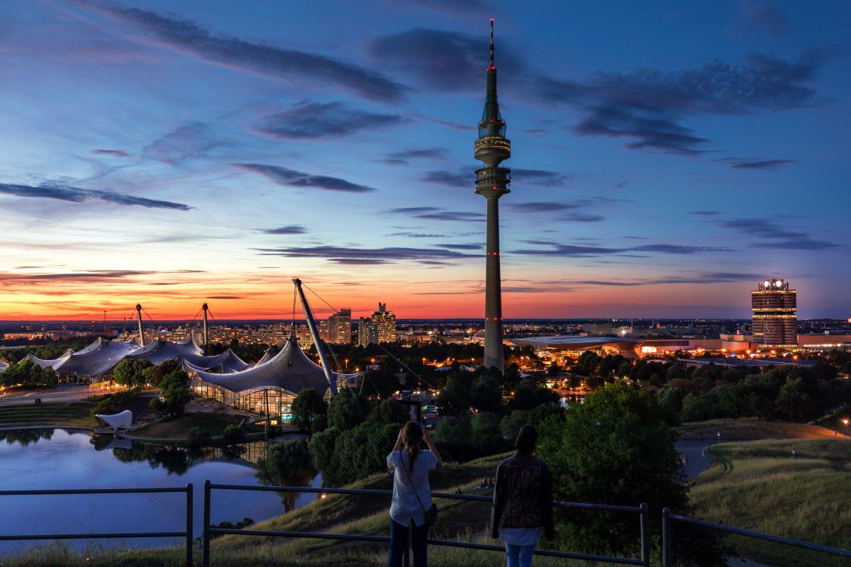 Olympiapark München bei Sonnenuntergang mit Blick auf das Olympiastadion und den Olympiaturm