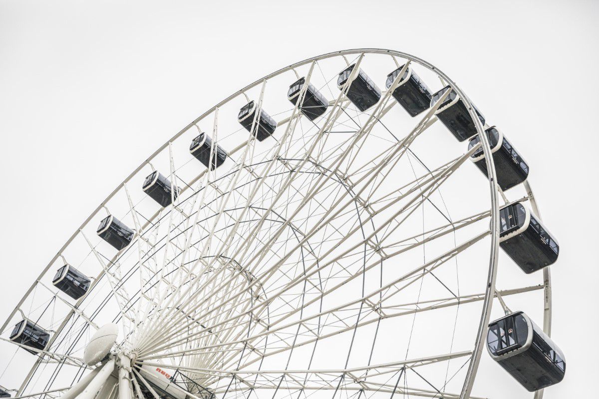 Das Umadum Riesenrad bei bewölktem Himmel von schräg unten fotografiert