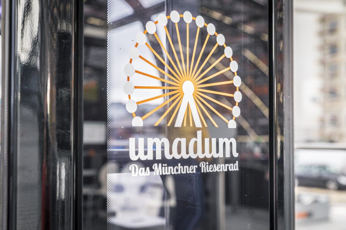 Das Umadum Riesenrad Logo am Fenster