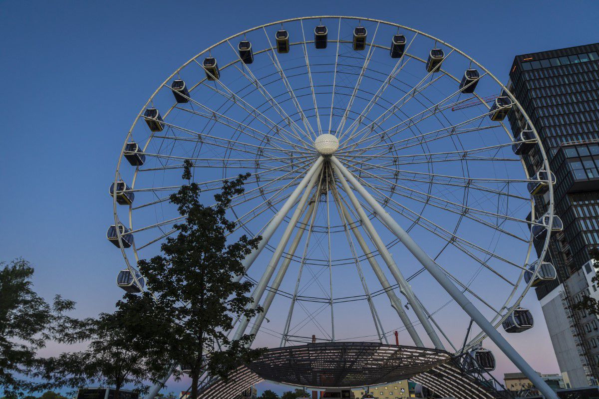 Das Umadum Riesenrad von unten fotografiert bei Sonnenuntergang