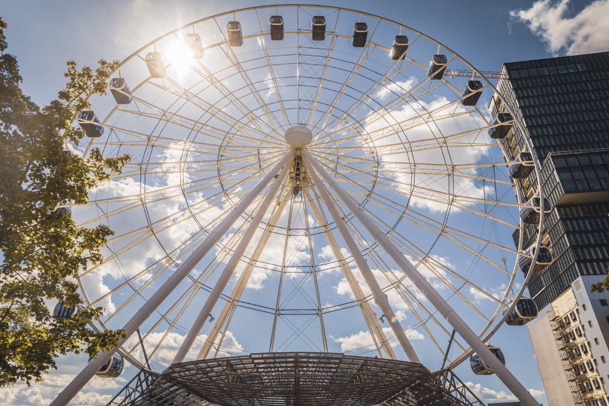 Umadum Riesenrad bei Sonnenschein von unten fotografiert