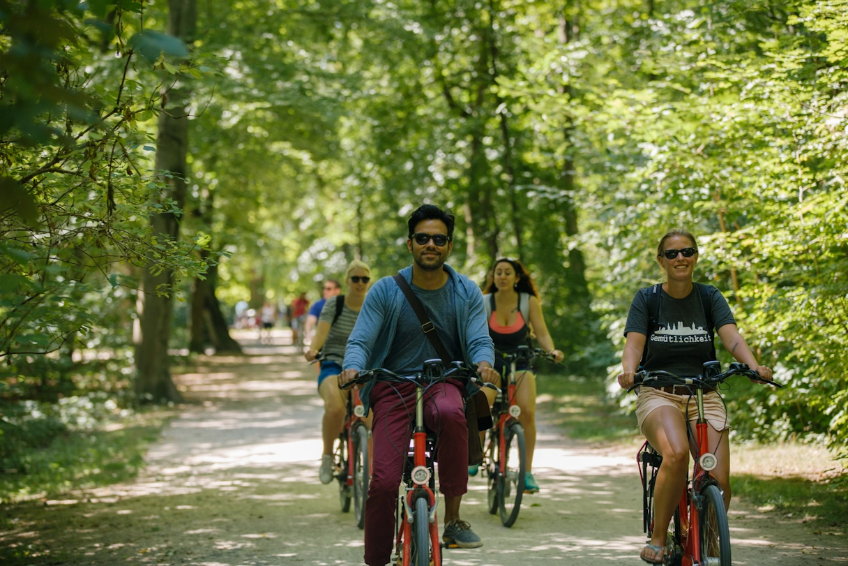 Eine Fahrradtour mit etwa 6 Personen im Sommer durch den Englischen Garten in München