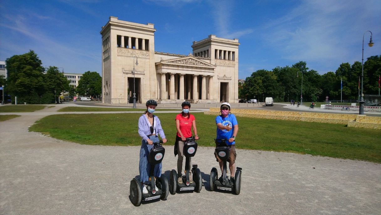 Segway Tour mit drei Personen im Sommer am Königsplatz in München.