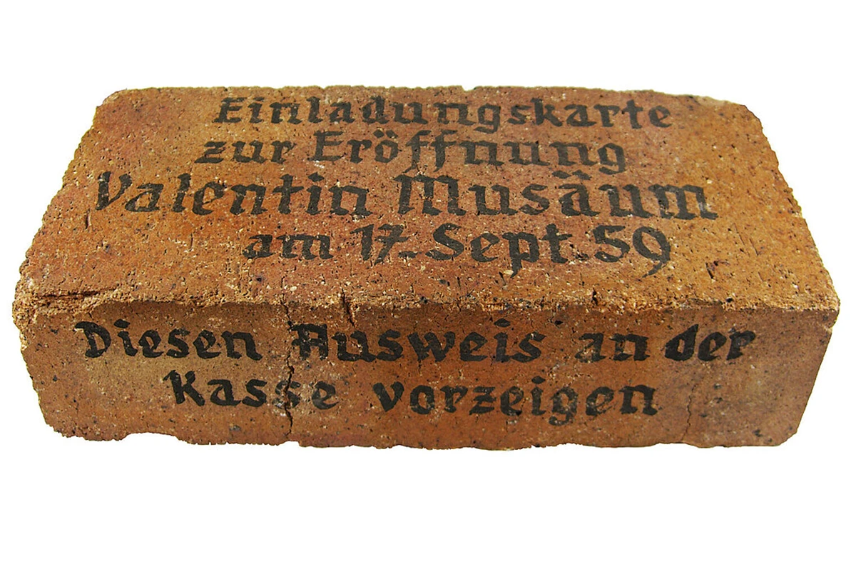 Valentin-Karlstadt-Musäum, Ziegelstein der beschriftet ist, Einladung zur Eröffnung des Museums 1959