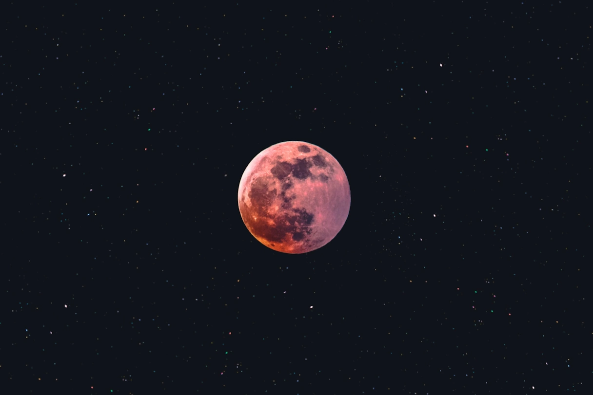 Foto eines rötlichen Mondes