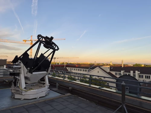 Großes Spiegelteleskop der Sternwarte München bei Sonnenuntergang