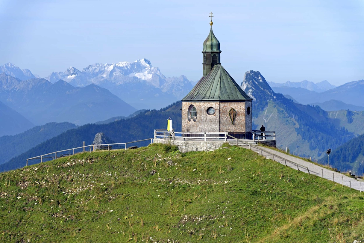 Eine kleine Kirche auf dem Wallberg, im Hintergund sind weitere Berge zu erkennen