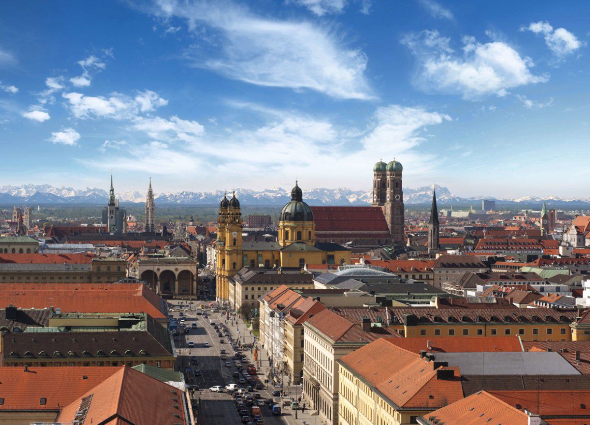 Münchner Altstadtführung, Blick auf die Theatinerkirche und den Odeonsplatz, sonniger Tag, Vogelperspektive