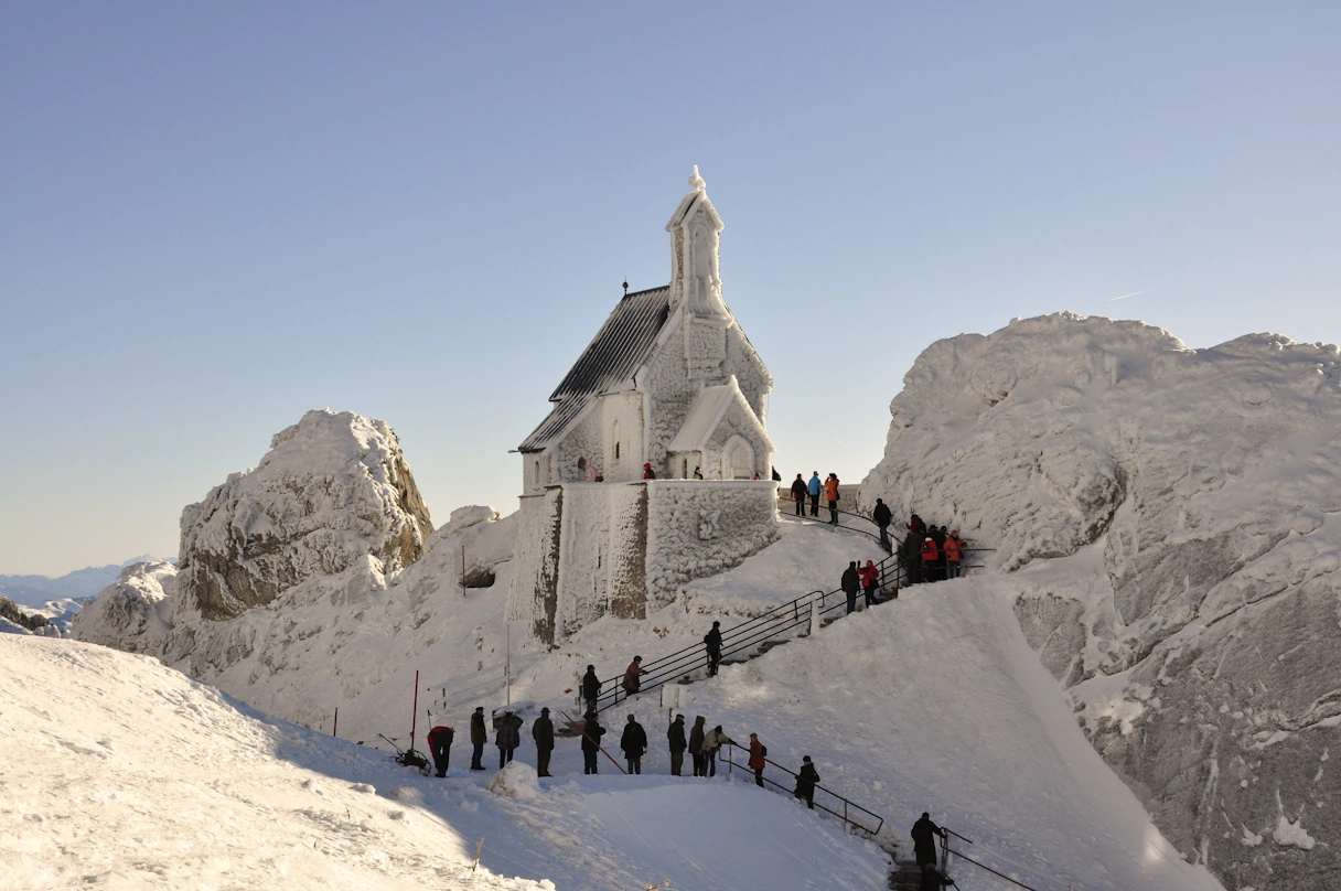 Die Wendelsteinkirche auf dem Berg bedeckt von Schnee, umgeben von schneebedeckten Bergen