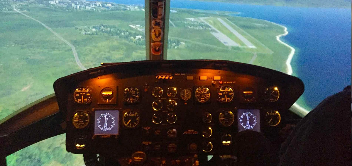 YourCockpit, Blick aus dem Flugsimulator, Land und Wasser sind zu erkennen