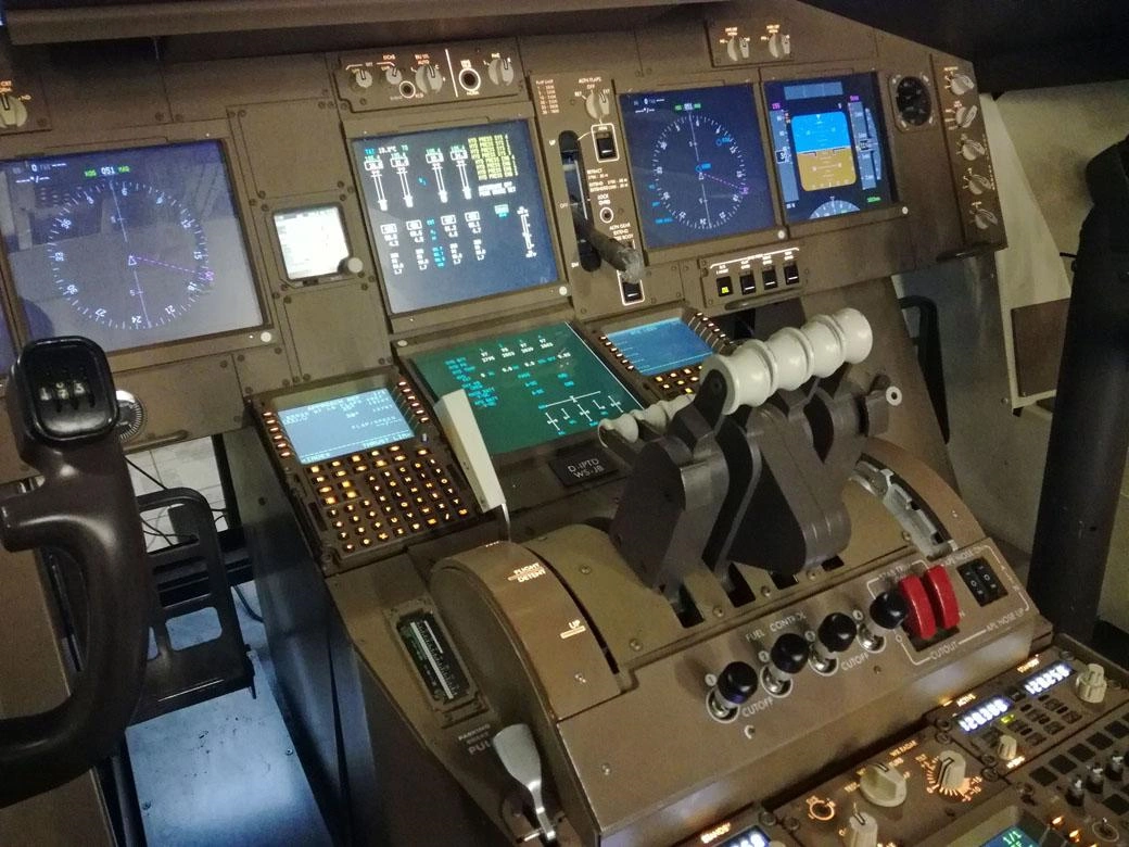 Das Cockpit einer Boeing 747