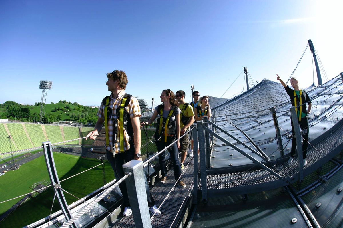 Gäste bei einer Zeltdach-Tour auf dem Fußballstadtion München