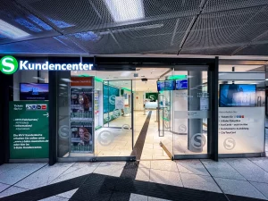 Customer Center Munich Central Station, entrance area, green S-Bahn sign at the left edge of the picture